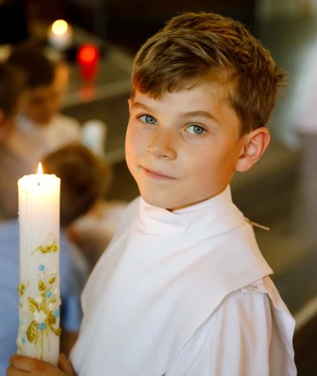 Chłopiec w stroju do pierwszej komunii świętej